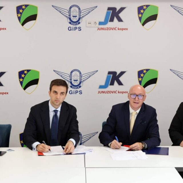 Vlada TK i Junuzović Kopex uspostavili novi sistem javnog prijevoza koji donosi jeftinije karte i stabilnije linije Vlada TK i Junuzović Kopex uspostavili novi sistem javnog prijevoza koji donosi jeftinije karte i stabilnije linije